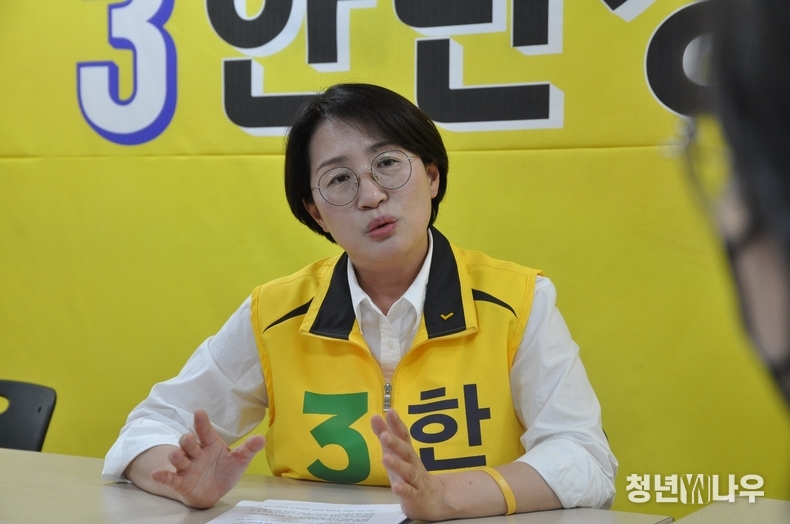 한민정 정의당 대구시장 후보가 20일 오후 본인의 선거사무소에서 <청년나우>와 인터뷰를 진행하고 있다. 사진=김윤지 기자 yunji1038@naver.com