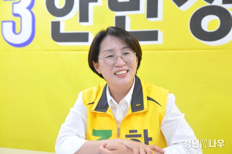 한민정 정의당 대구시장 후보가 20일 오후 본인의 선거사무소에서 <청년나우>와 인터뷰를 진행하고 있다. 사진=김윤지 기자 yunji1038@naver.com