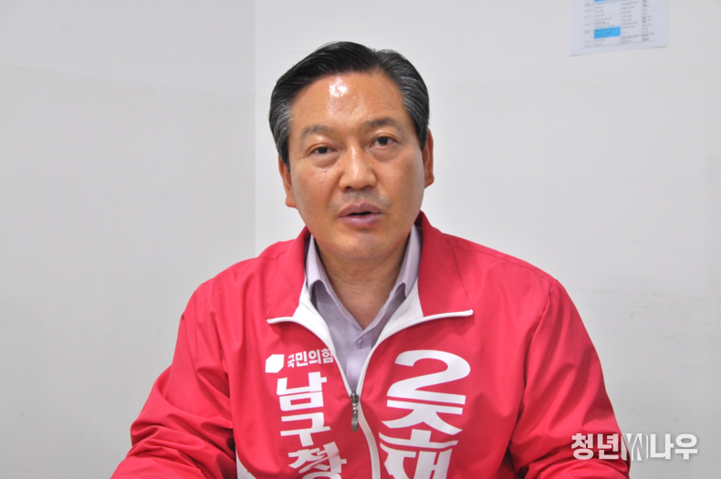 조재구 국민의힘 남구청장 후보가 24일 오후, 대명동 소재 본인의 선거사무소에서 <청년나우>와 인터뷰를 진행하고 있다. 사진=김윤지 기자 yunji1038@naver.com