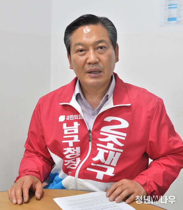 조재구 국민의힘 남구청장 후보가 24일 오후, 대명동 소재 본인의 선거사무소에서 <청년나우>와 인터뷰를 진행하고 있다. 사진=김윤지 기자 yunji1038@naver.com