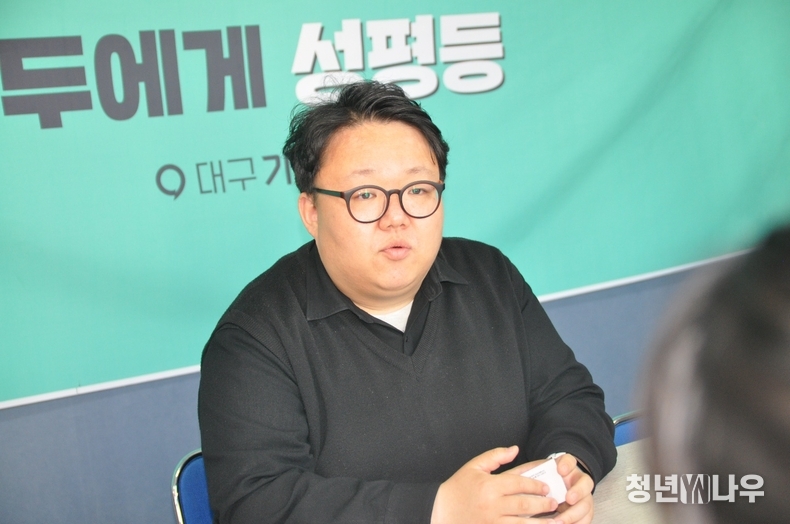 신원호 기본소득당 대구시장 후보가 27일 오후 본인의 선거사무소에서 <청년나우>와 인터뷰를 진행하고 있다. 사진=김윤지 기자 yunji1038@naver.com