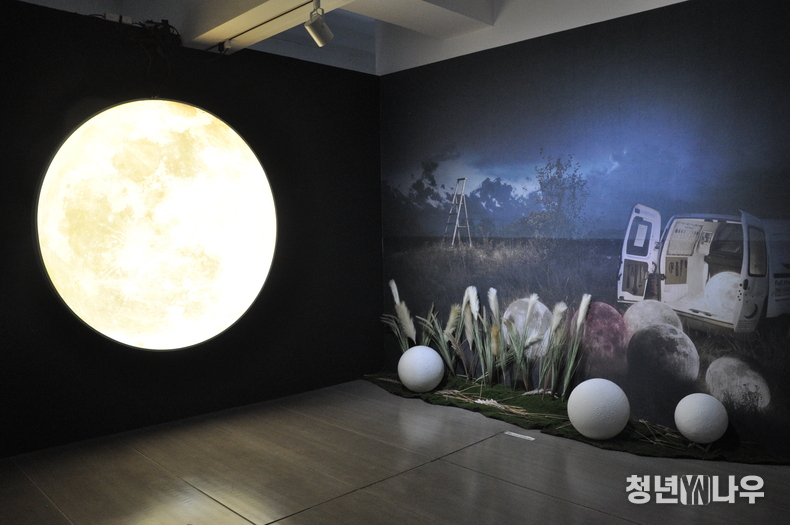 <<strong>FULL MOON SERVICE> 관련 포토존 (김윤지 기자)</strong>