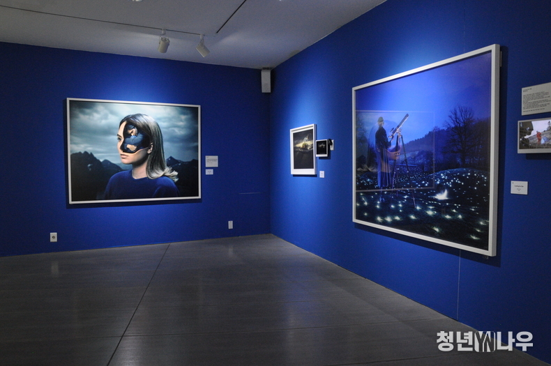 <strong>작품 옆에 위치한 작업 과정 영상들 (김윤지 기자)</strong>