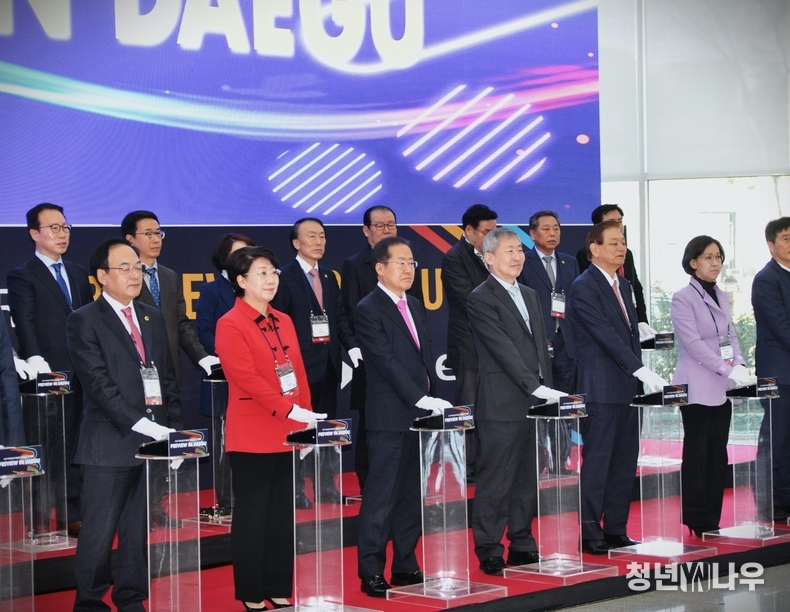 오늘 2일, 대구 엑스코에서 열린 ‘2023 대구국제섬유박람회(Preview in DAEGU, 이하 PID)' 개막식에서 홍준표 대구시장, 이달희 경상북도 경제부지사를 비롯해 ▲이만규 대구시의회 의장 ▲이인선 국회의원 ▲김용판 국회의원 ▲주한 인도대사 등 여러 참석내빈이 박람회 개막을 알리고 있다. (사진 촬영 : 청년나우 허창영 편집장)