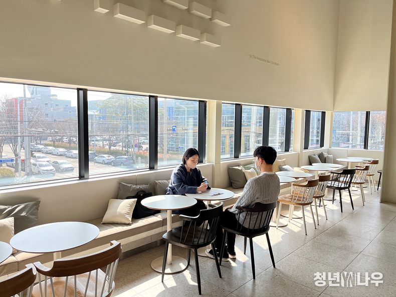마잇따 카페에서 대면 상담을 하고 있는 사진 (사진 제공: 대구시 건강증진과)