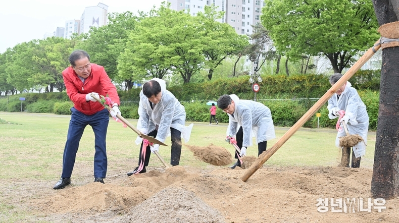 5일 오후 2시, 희망교 상류 신천 둔치에서 홍준표 대구시장과 관련 공공기관이 '푸른 신천숲 조성사업'의 기념목 식수 행사에 참여하고 있다. (사진 제공: 대구시청)