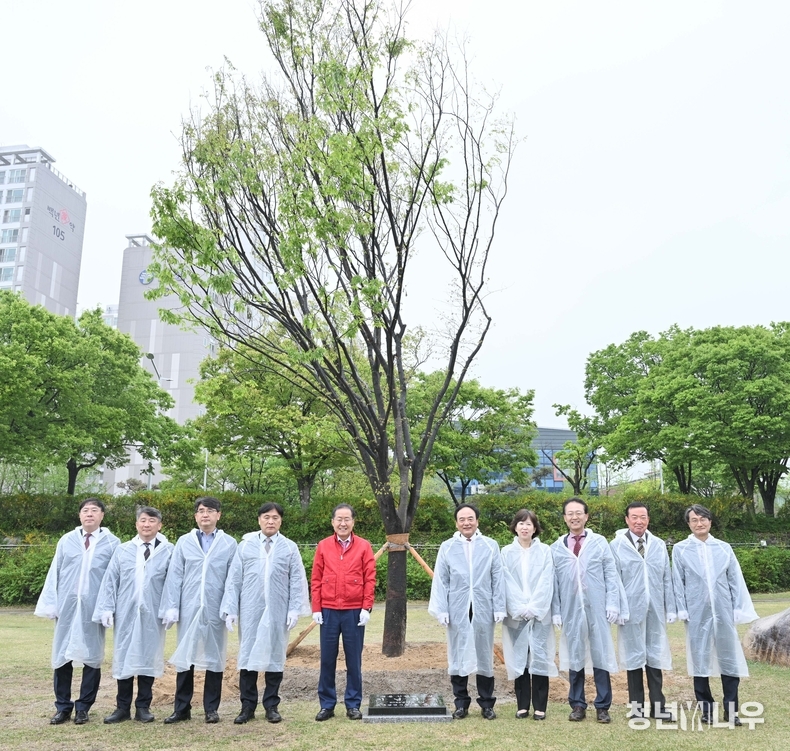5일 오후 2시, 희망교 상류 신천 둔치에서 홍준표 대구시장과 관련 공공기관이 '푸른 신천숲 조성사업'의 기념목 식수 행사에 참여한 후 기념촬영을 하고 있다. (사진 제공: 대구시청)