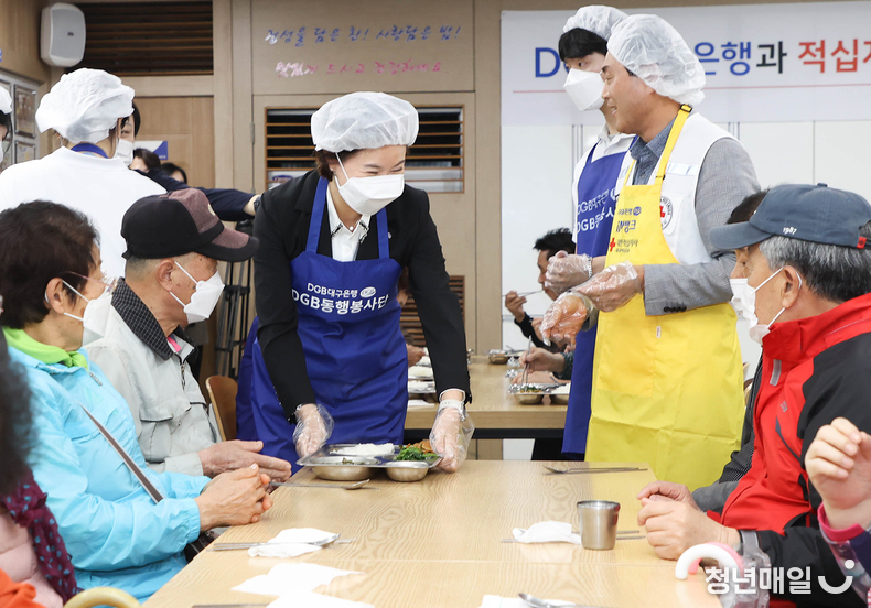 이은미 DGB대구은행 경영기획본부장이 무료 급식 봉사를 하고 있다. (사진 제공: DGB대구은행)
