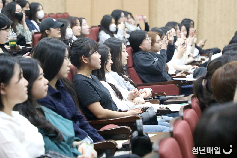  지난 28일 오후 2시 영남이공대학교 천마스퀘어 2층 시청각실에서 간호학과 선배와의 만남 및 취업설명회에 참여한 재학생들이 선배 간호사의 특강을 진지하게 듣고 있다. (사진 제공: 영남이공대학교)