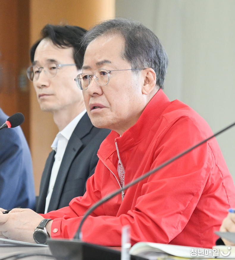 지난 1일 대구시청 산격청사 대회의실에서 열린 간부회의에서 홍준표 대구시장이 발언하고 있다. (사진 제공: 대구시청)