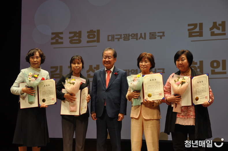8일 오후 2시 대구은행 제2본점 대강당에서 개최된 「제51회 어버이날 기념식」에서 홍준표 대구시장이 효행 유공 수상자 4명과 함께 기념사진을 촬영하고 있다. (사진 촬영: 청년매일 허창영 편집장)