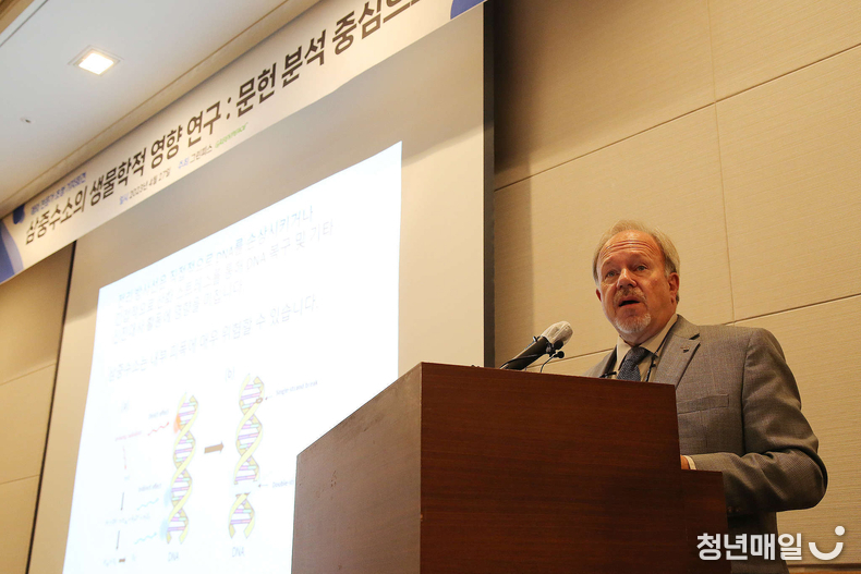 일본이 삼중수소가 섞인 후쿠시마 오염수 방류 계획을 밝힌 가운데, 그린피스가 티머시 무쏘 사우스캐롤라이나 대학교 생물학 교수 등을 초청해 지난 4월 27일 전국경제인연합회 콘퍼런스센터에서 삼중수소의 생물학적 위험성을 알리는 기자회견을 진행했다. (사진 제공: 그린피스)
