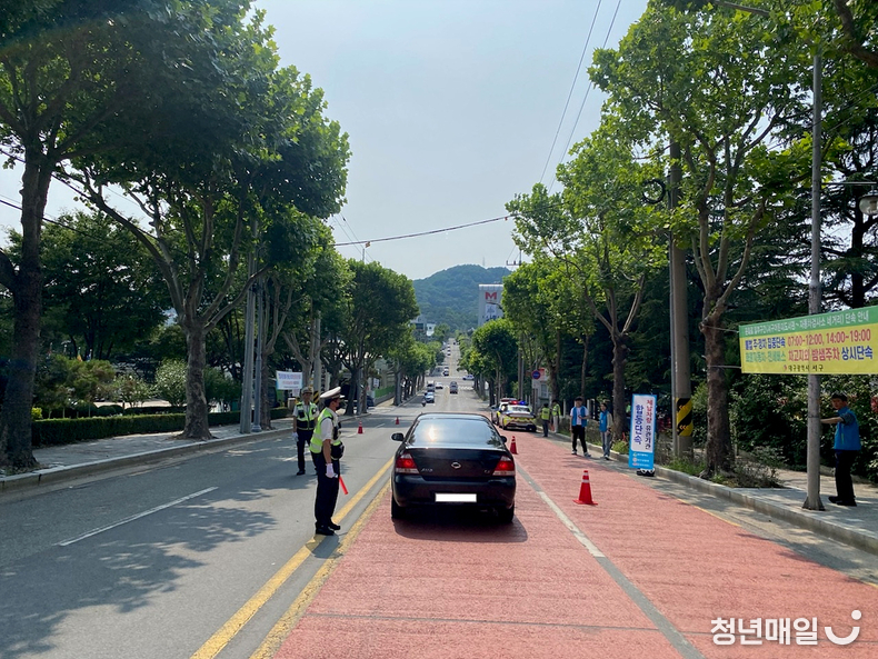 대구시 경찰청 도로공사가 합동으로 음주운전과 체납차량을 단속 중인 모습 (대구시청 제공)