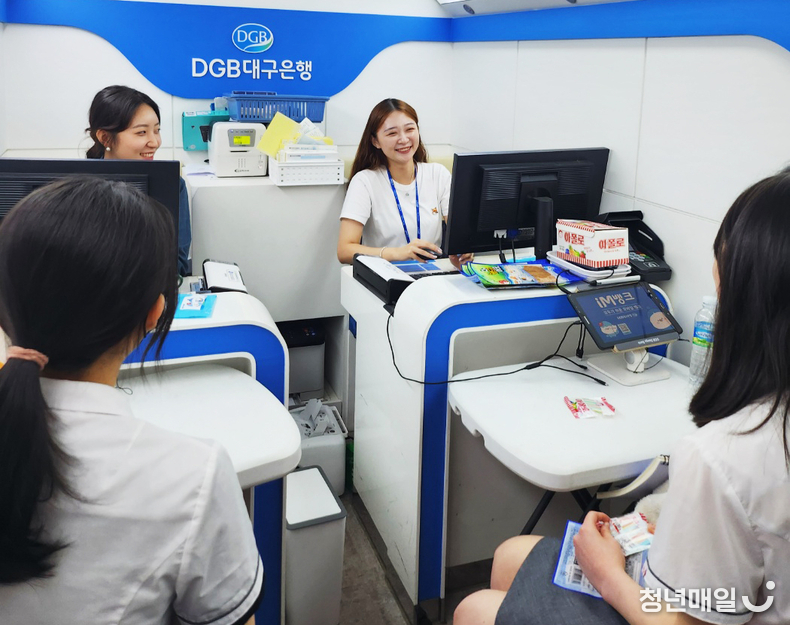 DGB대구은행은 경북여자상업고등학교를 찾아 예비사회인 금융교육 및 금융권 취업 희망자를 위한 소통 시간을 가졌다. (DGB대구은행 제공)