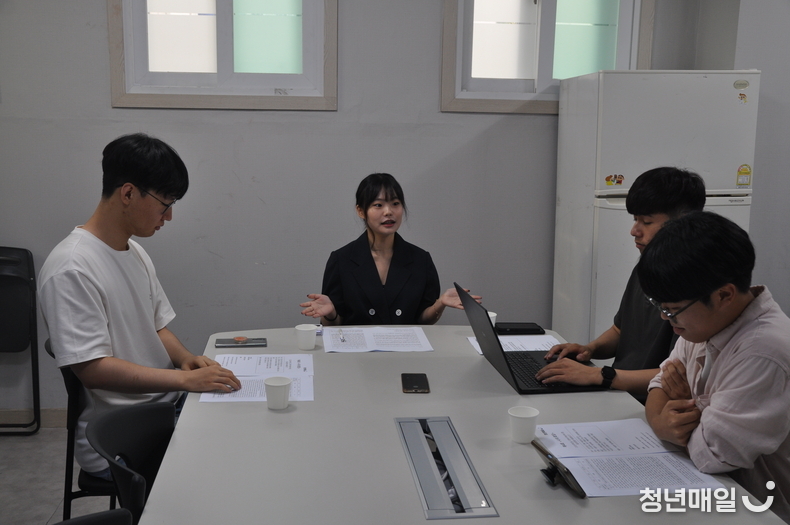  지난 20일 18시 청년매일 사무실에서 제4회 <나우;회담>이 개최됐다. 왼쪽부터 김성찬(20) 대구광역시 청소년육성위원회 위원, 김윤지(23) 청년나우 기획국장, 박성경(25) 수성구 인재원 진로진학연구소 소장, 김주영(19) 경북대 일반사회교육과 재학생 (사진 촬영 : 허창영 청년매일 편집장)