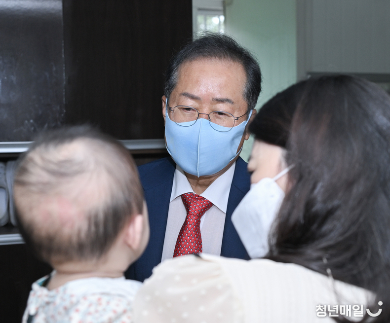 홍준표 대구시장은 21일 추석 연휴를 맞아 대구 수성구 소재 장애인 거주시설 ‘애망장애영아원’을 방문했다. (대구시청 제공)