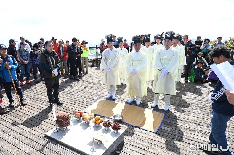김천시는 10일 오후 12시에 부항면 삼도봉 정상에서 제35회 삼도봉 만남의 날 행사를 개최했다. (김천시청 제공)