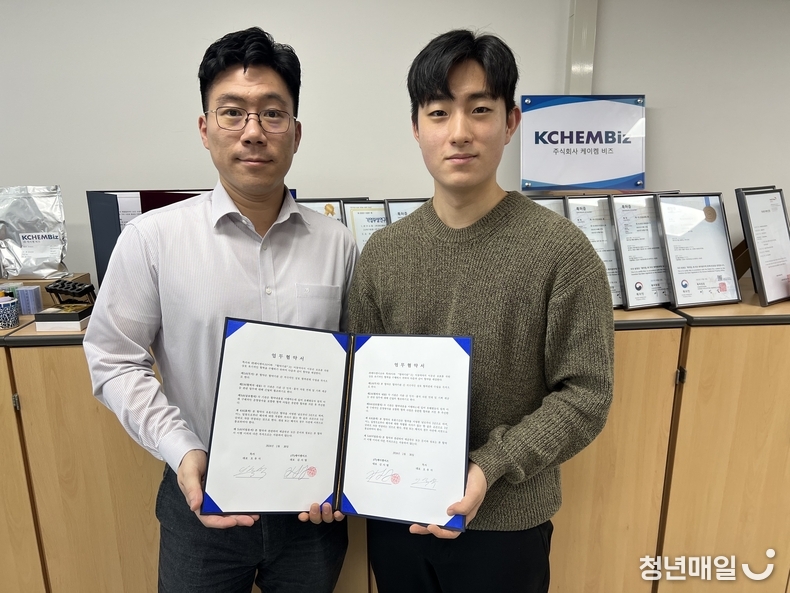  (좌) (주)케이켐비즈 김시열 대표, (우) 똑카 오유식 대표.